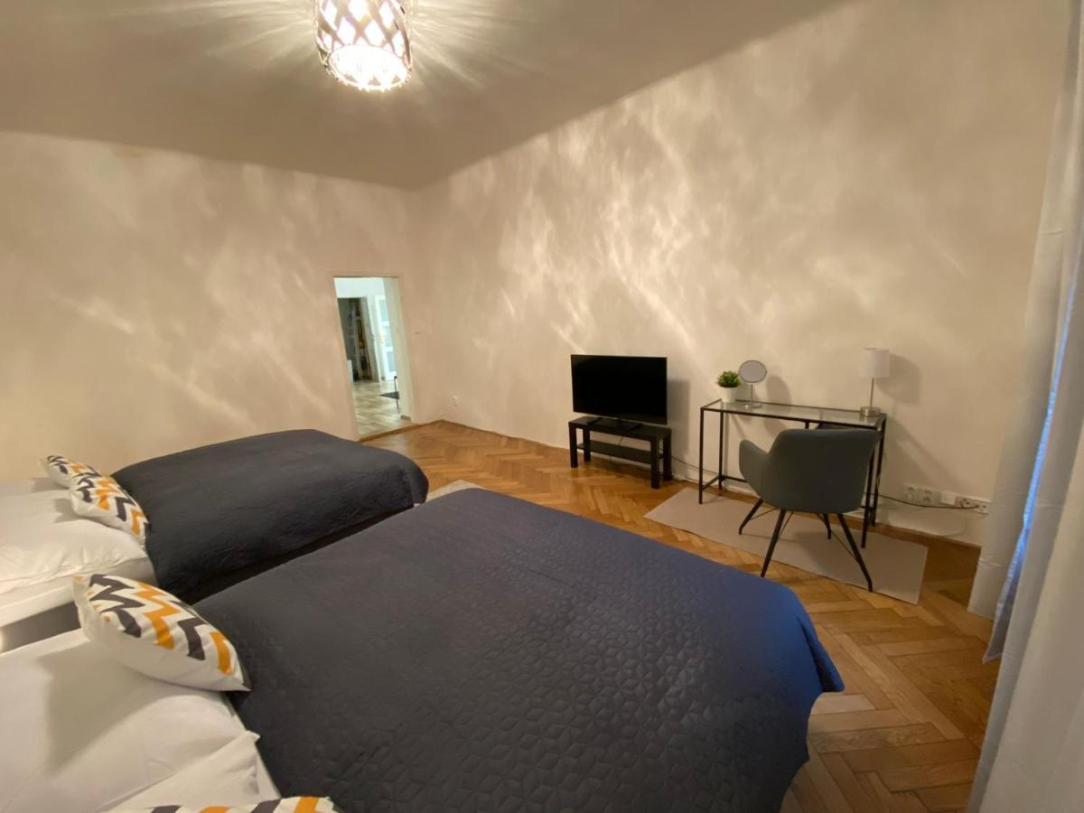 Spacious Apartment On Wenceslas Square ปราก ภายนอก รูปภาพ